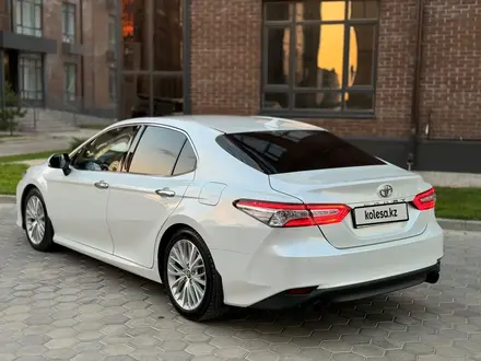 Toyota Camry 2021 года за 15 200 000 тг. в Караганда – фото 4