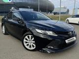 Toyota Camry 2018 года за 12 500 000 тг. в Урджар – фото 2