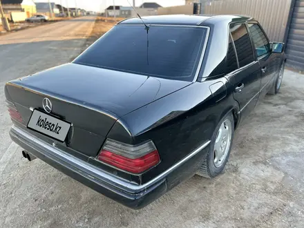 Mercedes-Benz E 320 1994 года за 3 200 000 тг. в Атырау – фото 3