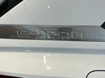 Audi Q5 e-tron 2024 года за 16 170 000 тг. в Алматы – фото 8