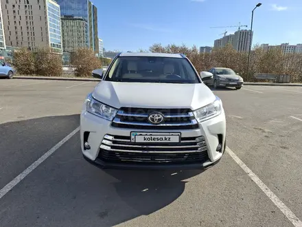 Toyota Highlander 2018 года за 19 900 000 тг. в Астана