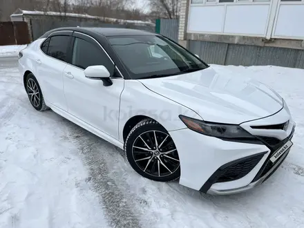 Toyota Camry 2021 года за 13 200 000 тг. в Уральск – фото 2