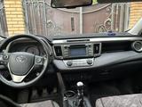 Toyota RAV4 2015 года за 9 000 000 тг. в Уральск – фото 3