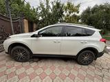 Toyota RAV4 2015 года за 9 000 000 тг. в Уральск – фото 2