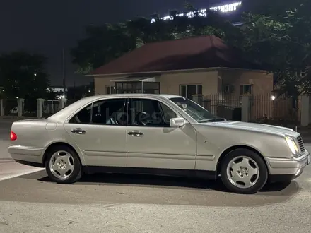 Mercedes-Benz E 320 1997 года за 3 300 000 тг. в Шымкент – фото 13
