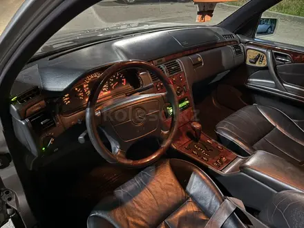 Mercedes-Benz E 320 1997 года за 3 300 000 тг. в Шымкент – фото 15