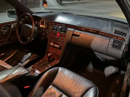 Mercedes-Benz E 320 1997 года за 3 300 000 тг. в Шымкент – фото 17