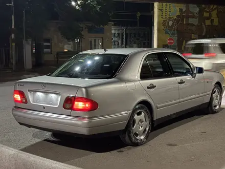 Mercedes-Benz E 320 1997 года за 3 300 000 тг. в Шымкент – фото 9