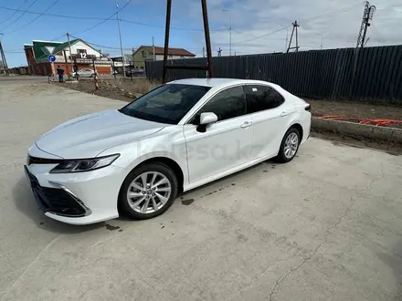 Toyota Camry 2023 года за 19 000 000 тг. в Атырау