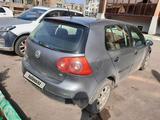 Volkswagen Golf 2005 года за 2 500 000 тг. в Петропавловск – фото 2