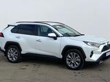 Toyota RAV4 2021 года за 20 500 000 тг. в Уральск – фото 2