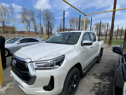 Toyota Hilux 2023 года за 23 900 000 тг. в Шымкент