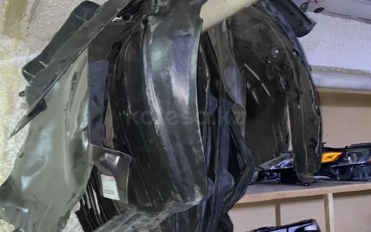 Подкрыльники на Toyota Camry 70 за 10 000 тг. в Алматы