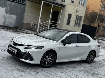 Toyota Camry 2022 года за 13 600 000 тг. в Шымкент