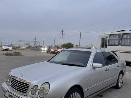 Mercedes-Benz E 320 1999 года за 4 450 000 тг. в Актау – фото 2