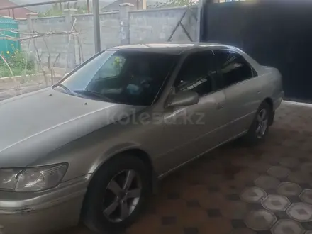 Toyota Camry 2000 года за 3 000 000 тг. в Алматы – фото 2