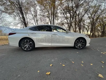 Lexus ES 300h 2022 года за 29 500 000 тг. в Алматы – фото 3