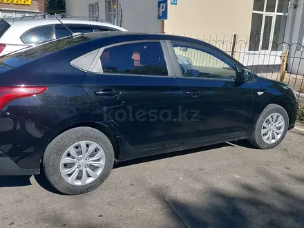 Hyundai Solaris 2021 года за 7 300 000 тг. в Аксай – фото 2