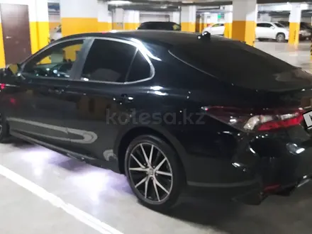 Toyota Camry 2021 года за 14 300 000 тг. в Астана – фото 25