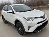 Toyota RAV4 2018 года за 12 555 000 тг. в Актобе