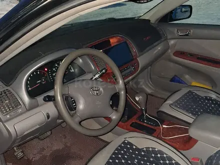Toyota Camry 2002 года за 3 100 000 тг. в Усть-Каменогорск – фото 2