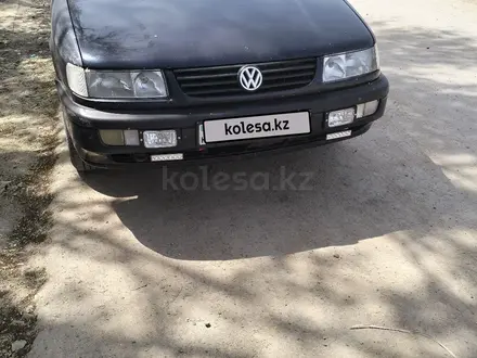 Volkswagen Passat 1995 года за 2 000 000 тг. в Атырау – фото 14