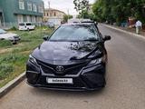 Toyota Camry 2021 года за 13 500 000 тг. в Атырау – фото 3