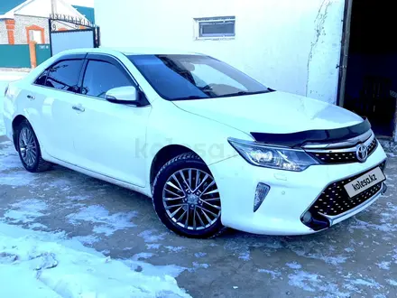 Toyota Camry 2015 года за 9 700 000 тг. в Атырау – фото 2