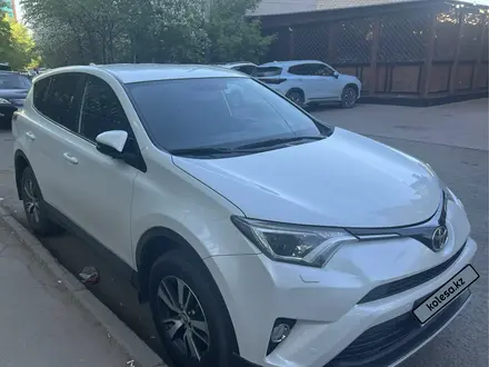 Toyota RAV4 2018 года за 12 500 000 тг. в Астана