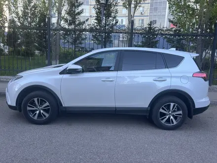 Toyota RAV4 2018 года за 12 500 000 тг. в Астана – фото 2