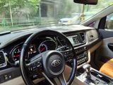 Kia Carnival 2017 года за 11 500 000 тг. в Алматы – фото 2