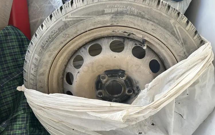 Комплект зимних шипованных шин 205/55r16 с дисками за 60 000 тг. в Астана