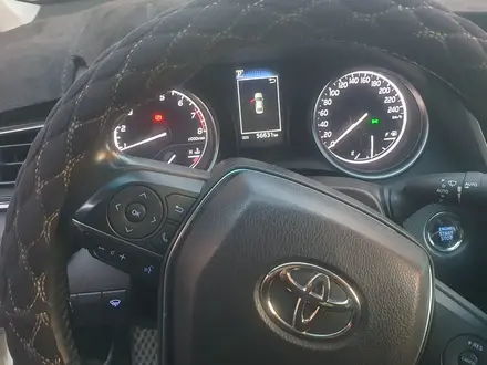Toyota Camry 2022 года за 13 500 000 тг. в Павлодар – фото 2
