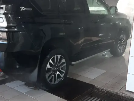 Toyota Land Cruiser Prado 2022 года за 27 600 000 тг. в Актобе – фото 3