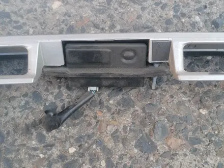 Молдинг накладка с камера и кнопка на задняя дверь крышка за 15 000 тг. в Усть-Каменогорск – фото 3