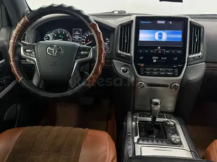 Toyota Land Cruiser Luxe 2017 года за 31 500 000 тг. в Астана – фото 9