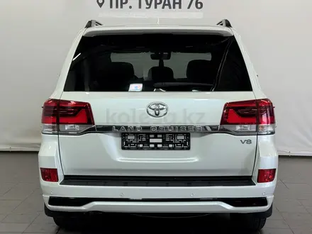 Toyota Land Cruiser Luxe 2017 года за 31 500 000 тг. в Астана – фото 4