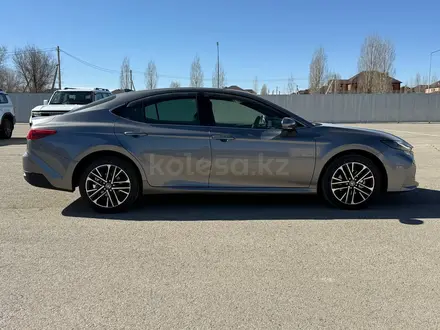 Toyota Camry Luxe 2026 года за 23 190 000 тг. в Актобе – фото 9