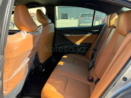 Toyota Camry Luxe 2026 года за 23 190 000 тг. в Актобе – фото 11