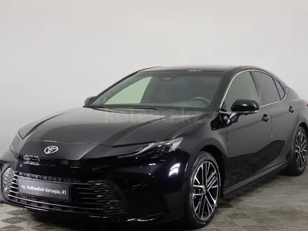 Toyota Camry Luxe 2025 года за 22 620 000 тг. в Астана