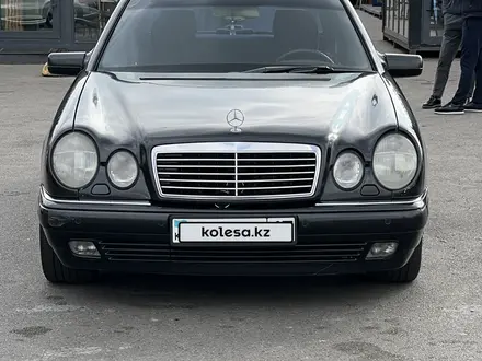 Mercedes-Benz E 280 1996 года за 2 400 000 тг. в Алматы