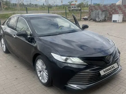 Toyota Camry 2019 года за 14 000 000 тг. в Астана – фото 2