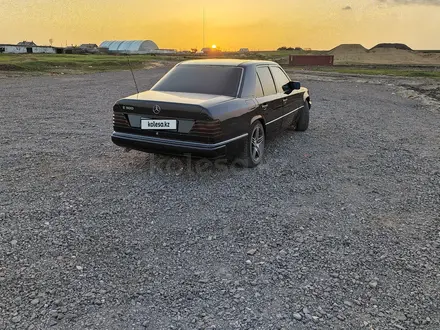 Mercedes-Benz E 300 1991 года за 1 500 000 тг. в Караганда – фото 4