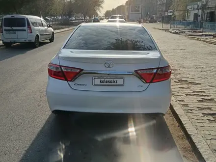 Toyota Camry 2017 года за 7 500 000 тг. в Атырау – фото 4