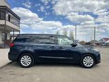 Kia Carnival 2015 года за 7 500 000 тг. в Уральск – фото 4