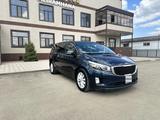 Kia Carnival 2015 года за 7 500 000 тг. в Уральск – фото 2