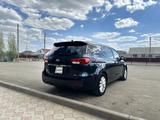 Kia Carnival 2015 года за 7 500 000 тг. в Уральск – фото 5
