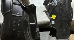 Задний пластиковый подкрылок на Toyota Camry 50, 55 за 12 000 тг. в Астана