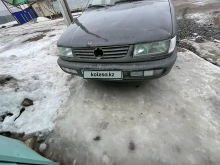 Volkswagen Passat 1995 года за 1 800 000 тг. в Уральск – фото 3