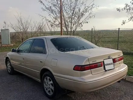 Toyota Camry 1999 года за 3 100 000 тг. в Шымкент – фото 2